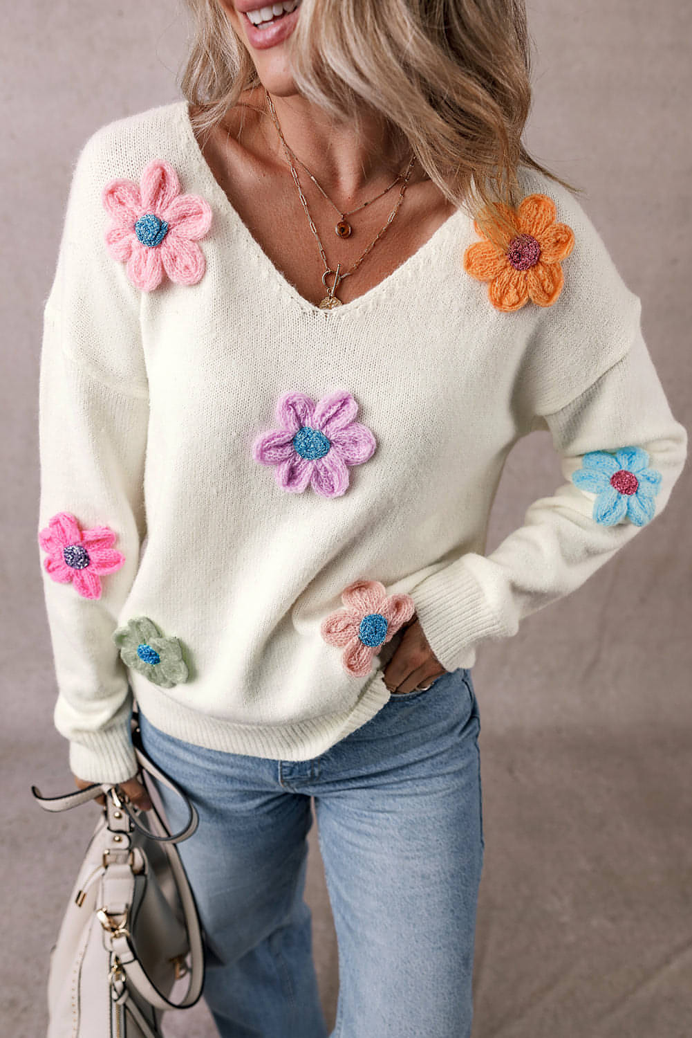 Pull blanc à col en V et fleurs au crochet