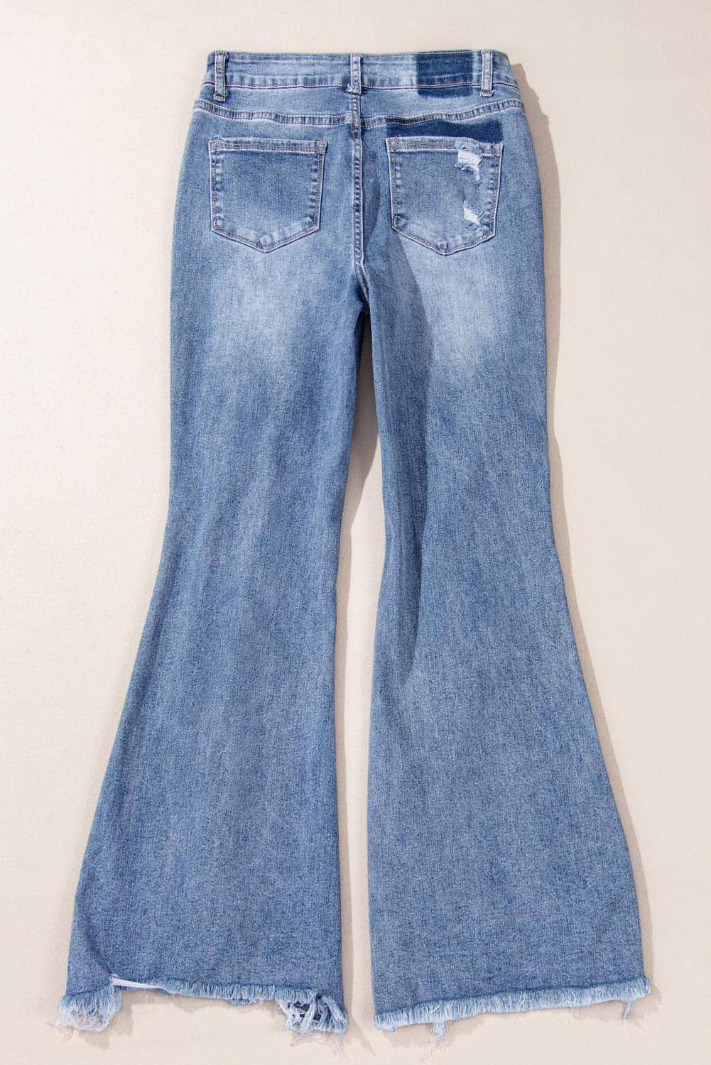 Dunkelblaue, hoch sitzende, zerrissene, ausgestellte Jeans mit Distressed-Saum