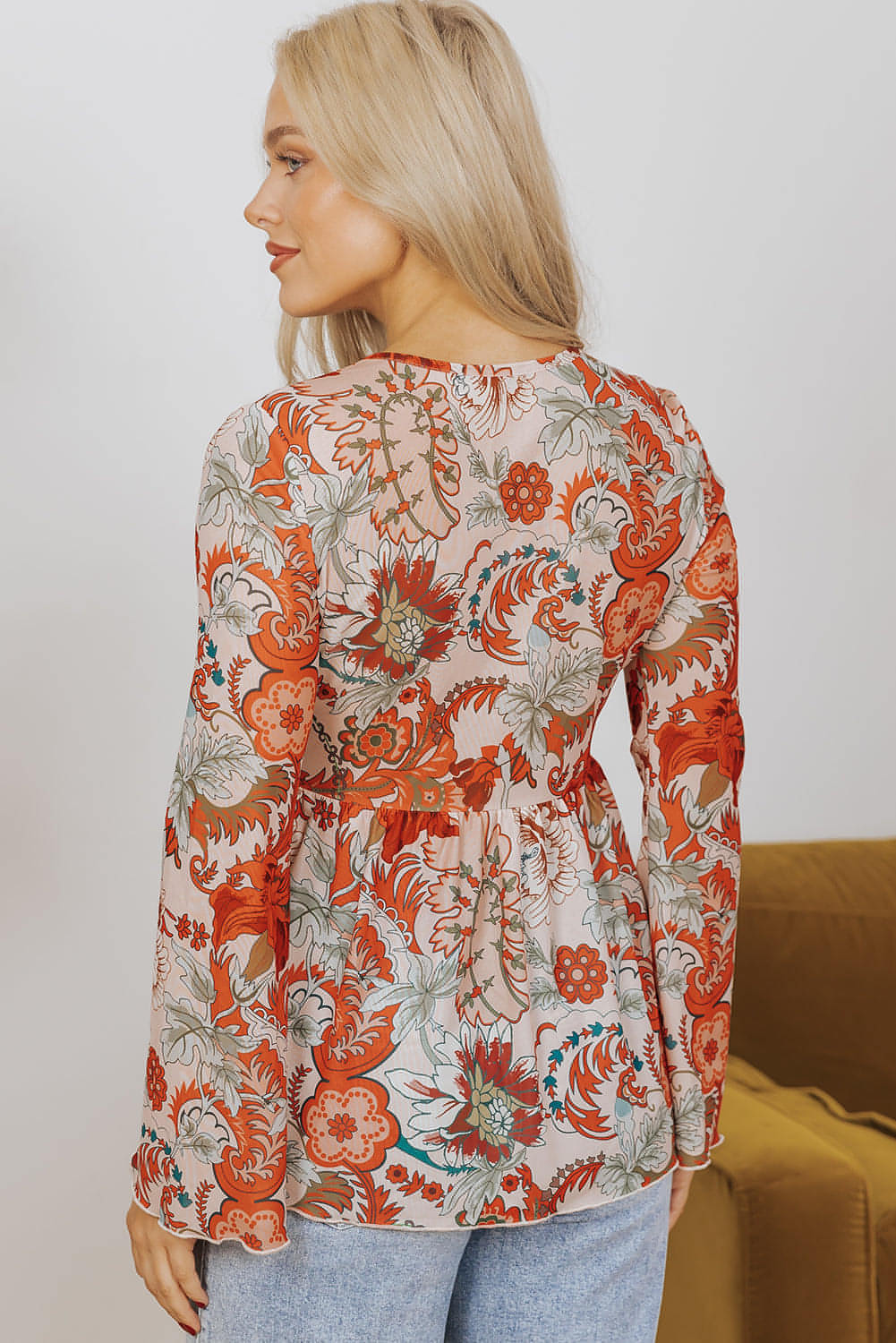 Blusa con escote en V profundo, mangas acampanadas y nudo y estampado floral naranja