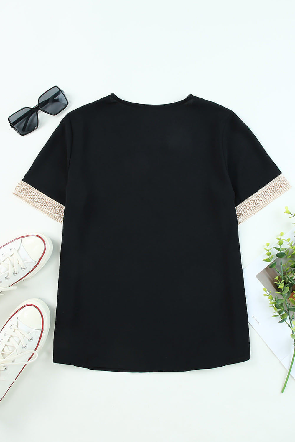 Blusa de manga corta con escote en V y ribete de encaje negro