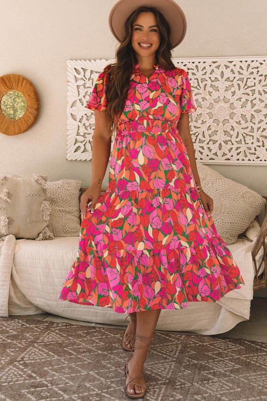 Vestido largo con cintura fruncida y manga corta con estampado floral en rosa