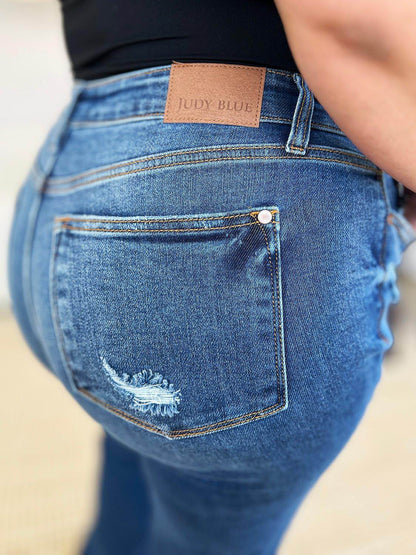 Jeans Judy blu a grandezza naturale a vita media con orlo grezzo invecchiato