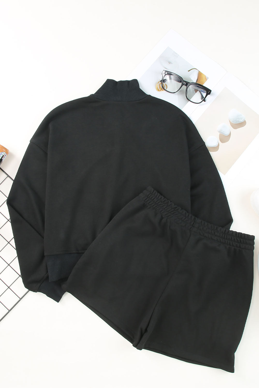 Conjunto informal de camiseta y pantalones cortos negros con cuello alto y henley