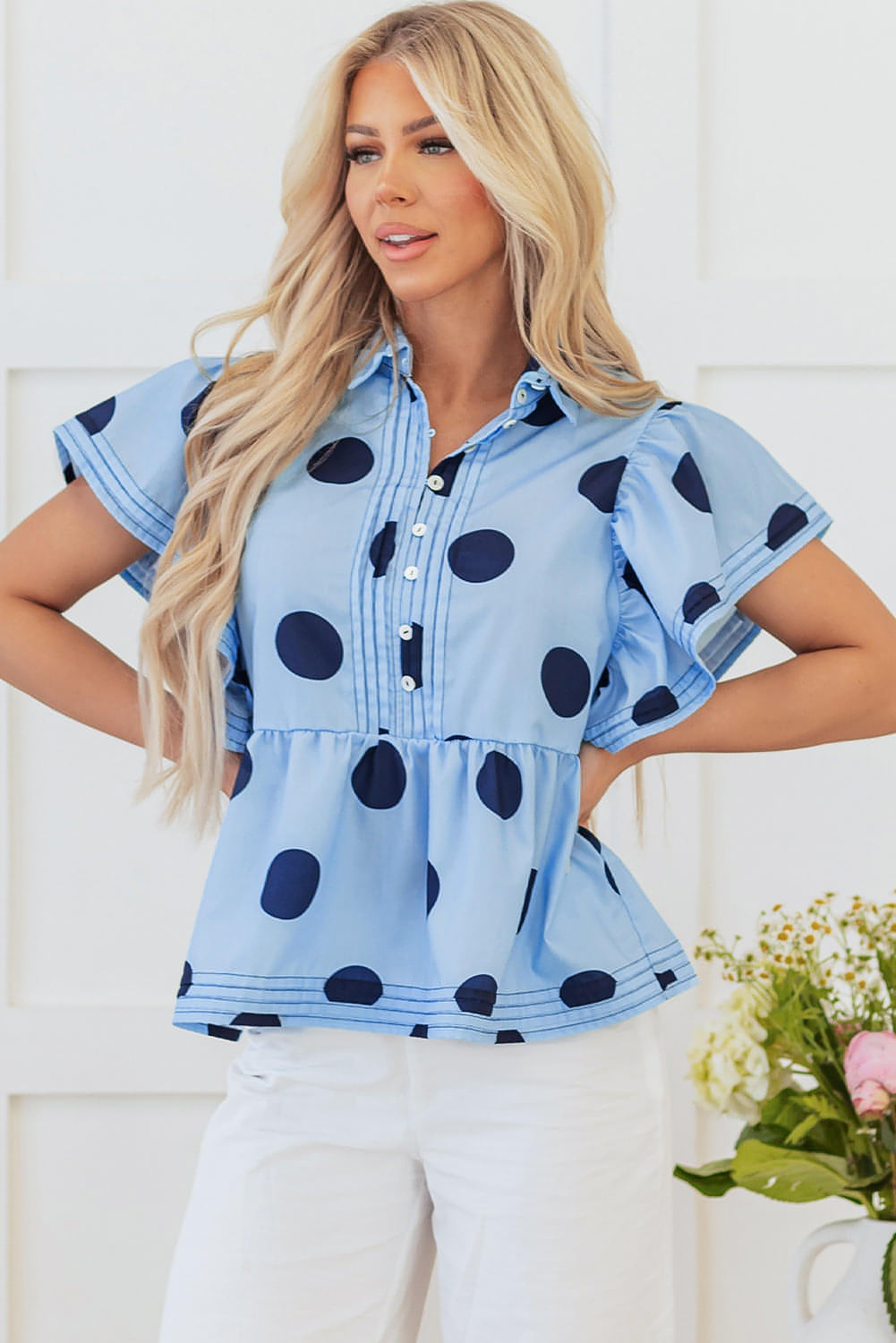 Sky Blue Polka Dot Print ruffled korthylse knappet krage bluse