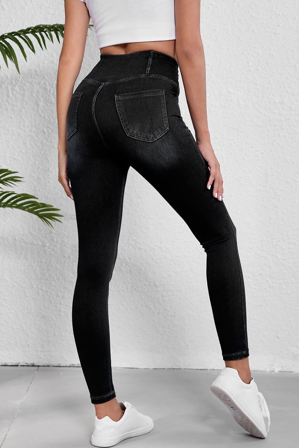 Jeggings ajustados elásticos con cintura arqueada en color negro