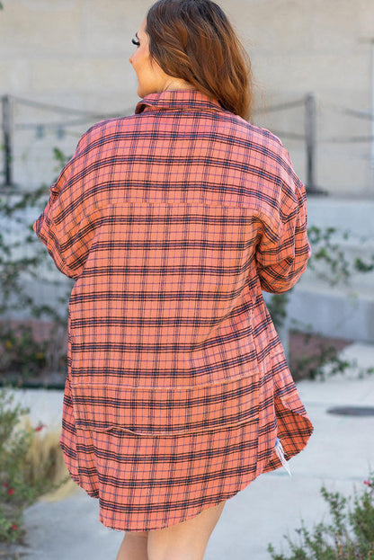 Camisa de cuadros rojos de manga larga con abertura lateral y dobladillo desgastado