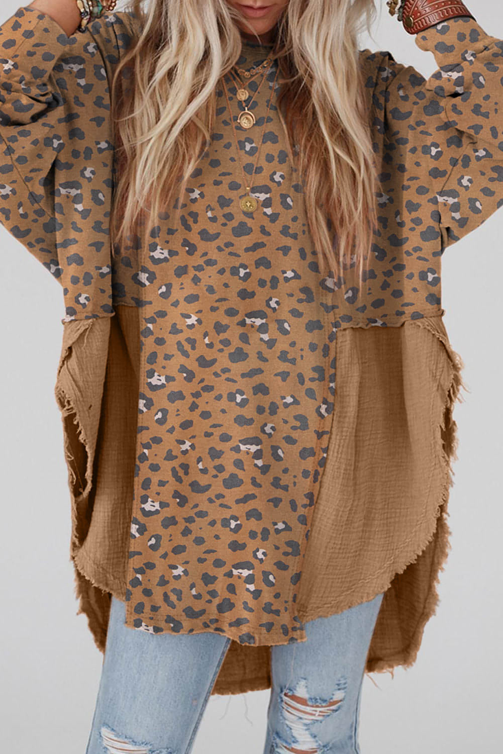 Blusa de retalhos de leopardo de borda crua de borda marrom