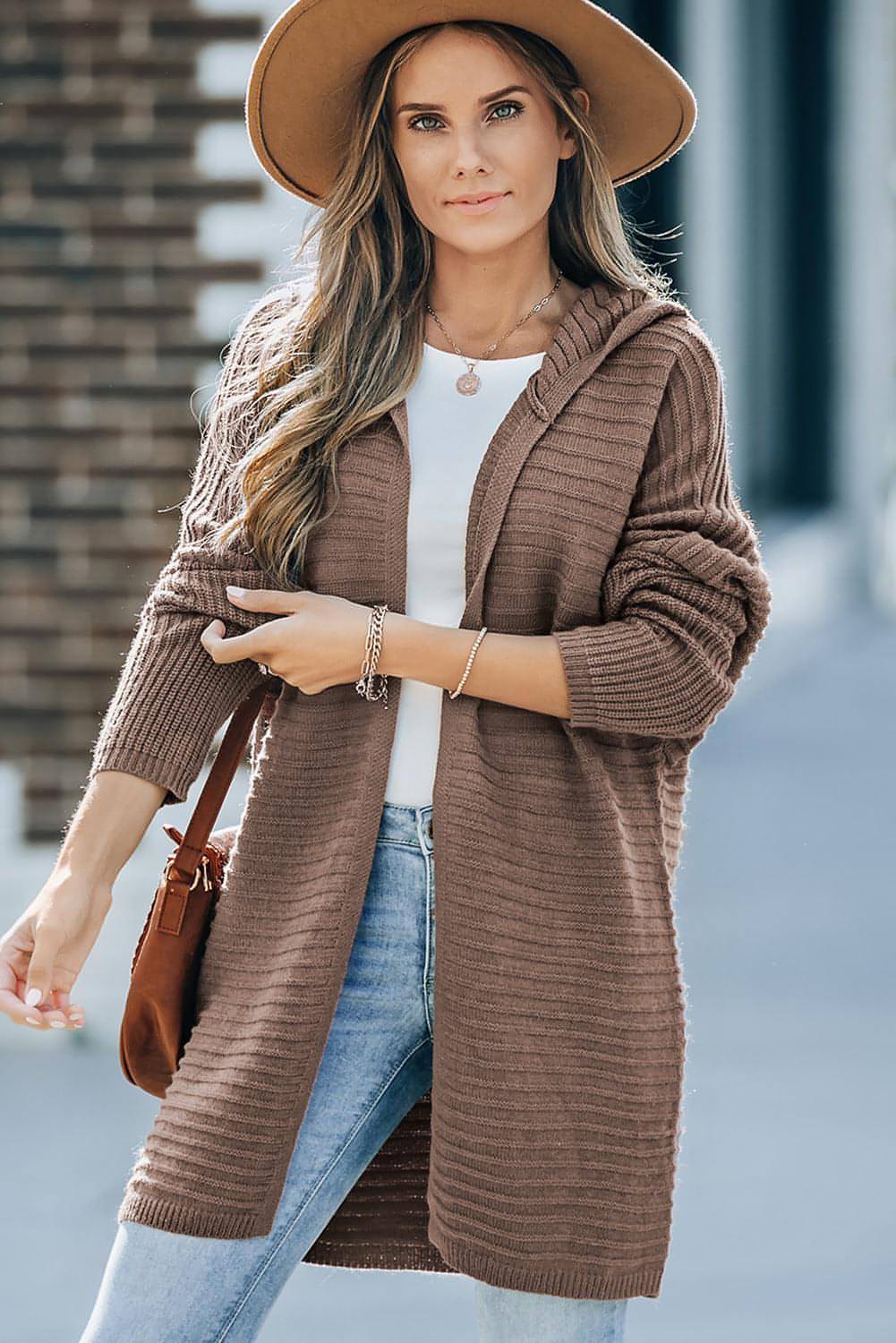 Cardigan con cappuccio aperto sul davanti lavorato a maglia a coste orizzontali marrone