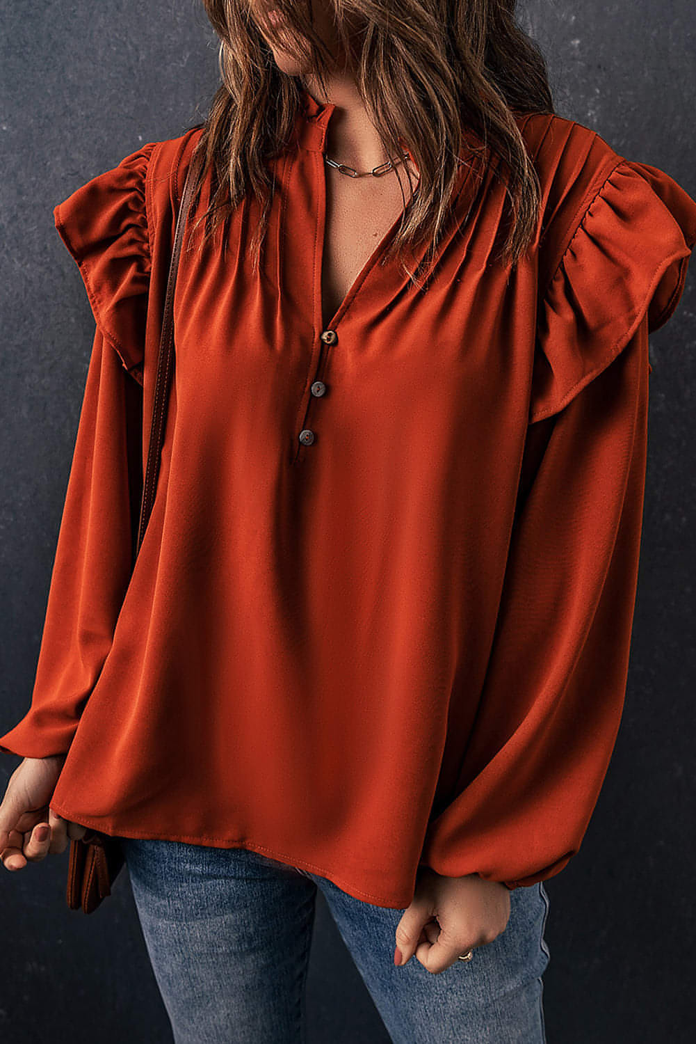 Blusa naranja con volantes, plisada, botones y escote en V