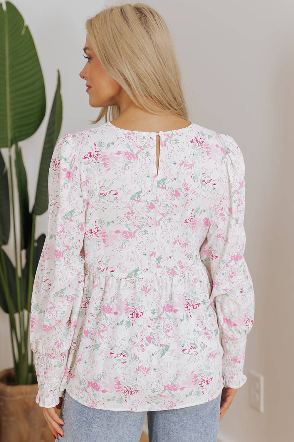 Roze bloemenprint gesmokte babydollblouse met ballonmouwen en sleutelgat aan de achterkant