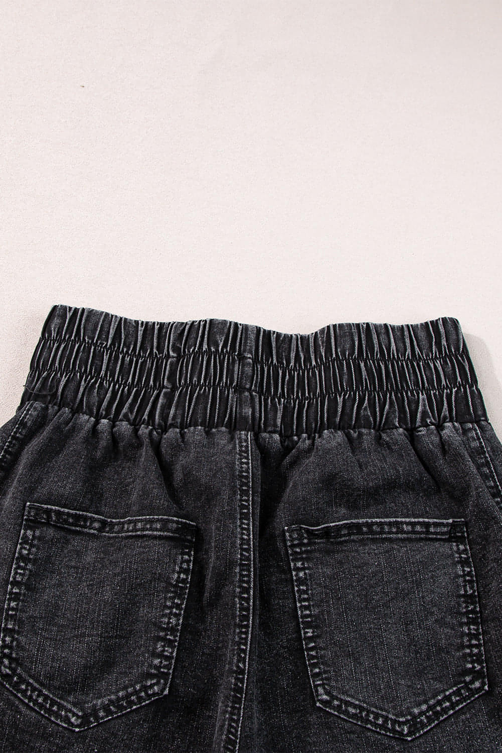 Zwart gesmokte jeansshort met hoge taille en minerale wassing