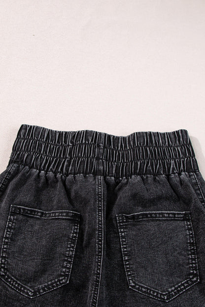 Schwarze, gesmokte, mineralgewaschene Jeansshorts mit hoher Taille