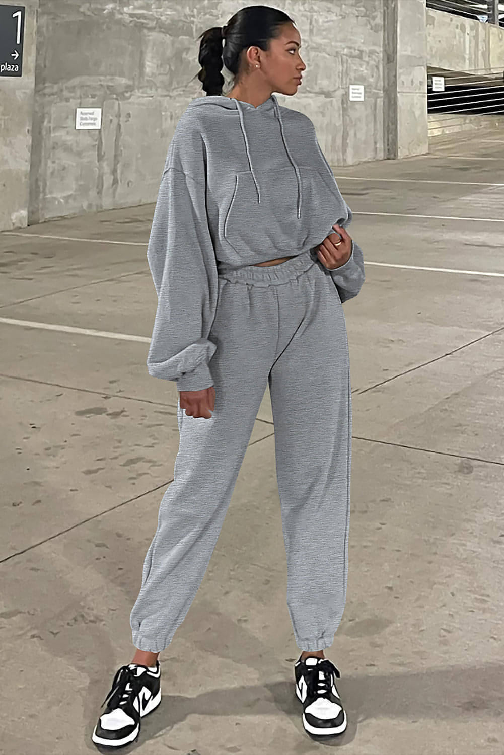 Conjunto de ropa deportiva con sudadera y pantalones deportivos con hombros caídos en color gris liso