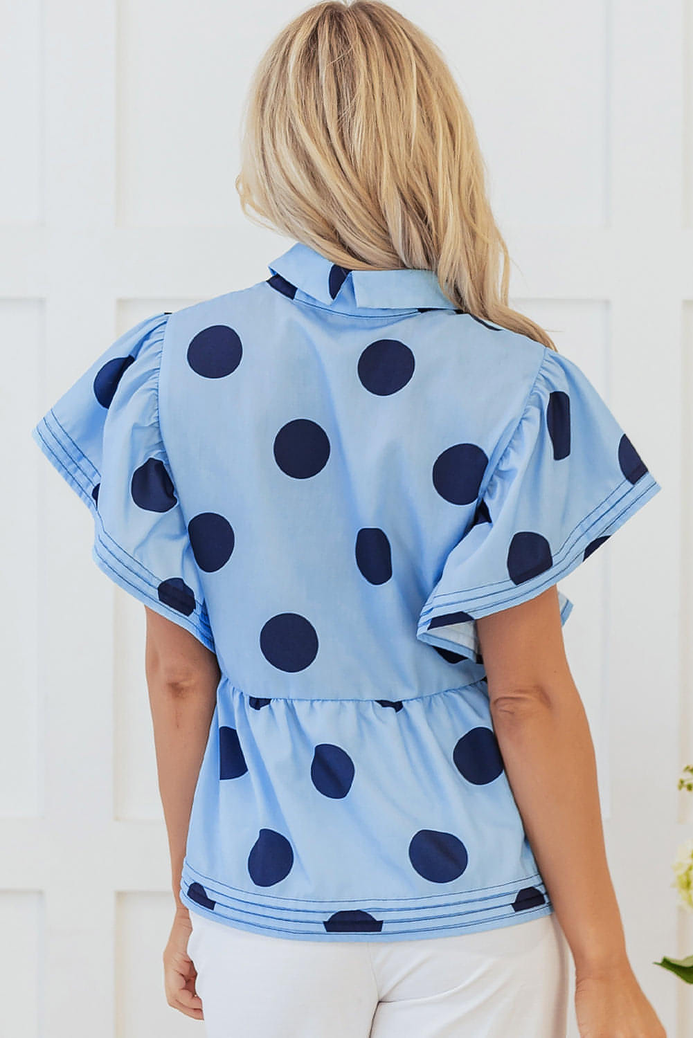 Sky Blue Polka Dot Print ruffled korthylse knappet krage bluse