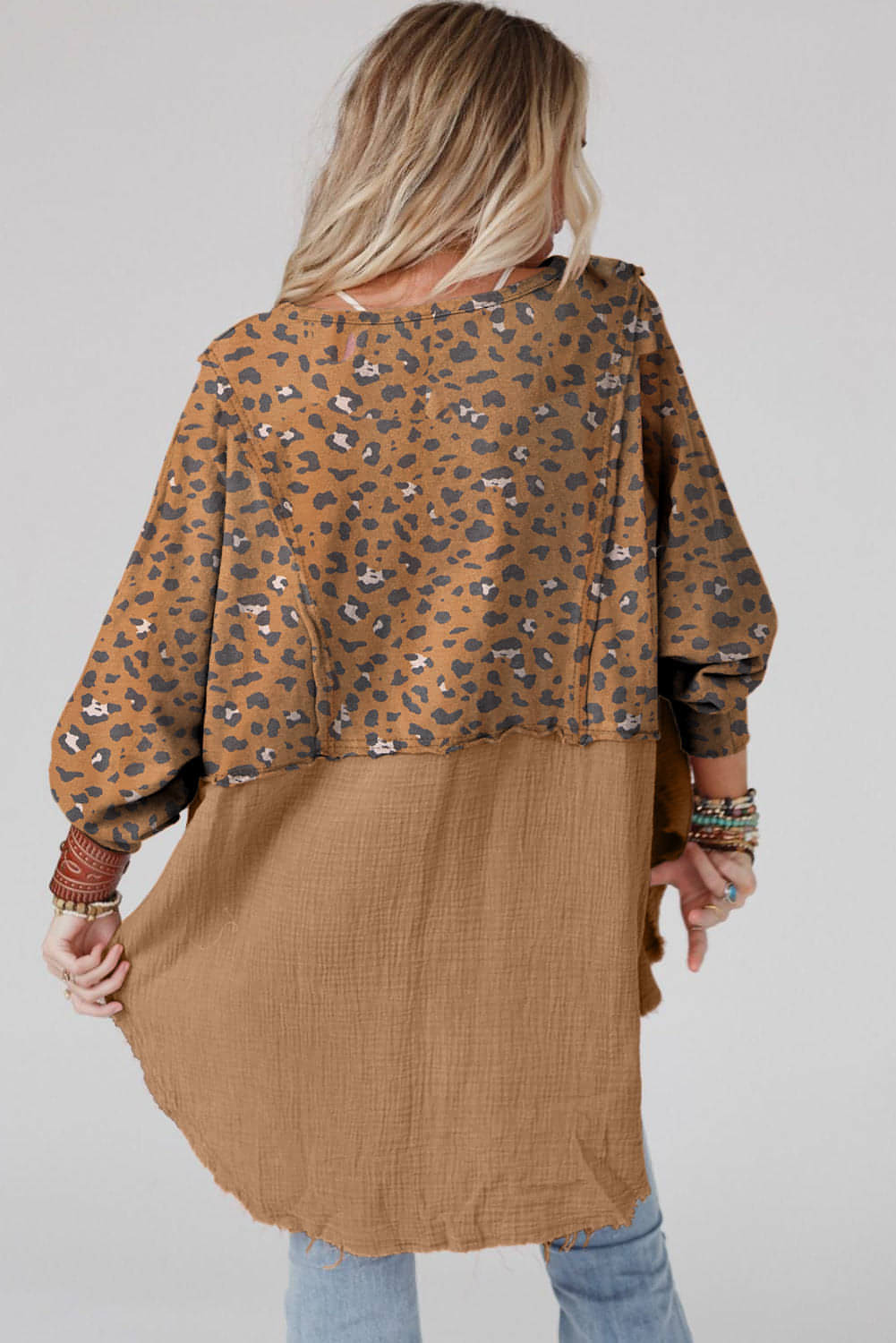 Blusa de retalhos de leopardo de borda crua de borda marrom