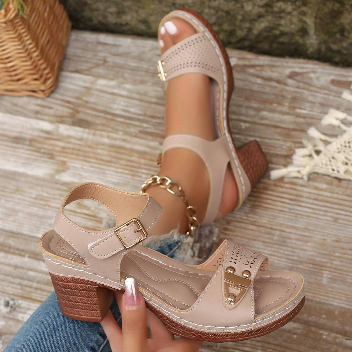 Sandalen mit Peep-Toe und Blockabsatz