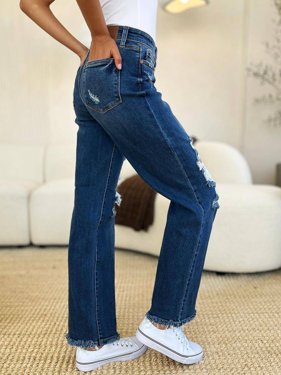 Jeans Judy blu a grandezza naturale a vita media con orlo grezzo invecchiato