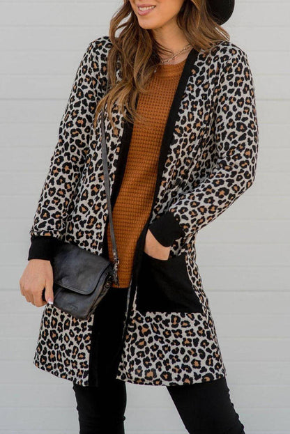 Schwarzer Leopard geflickt Tasche offen vordere Strickjacke