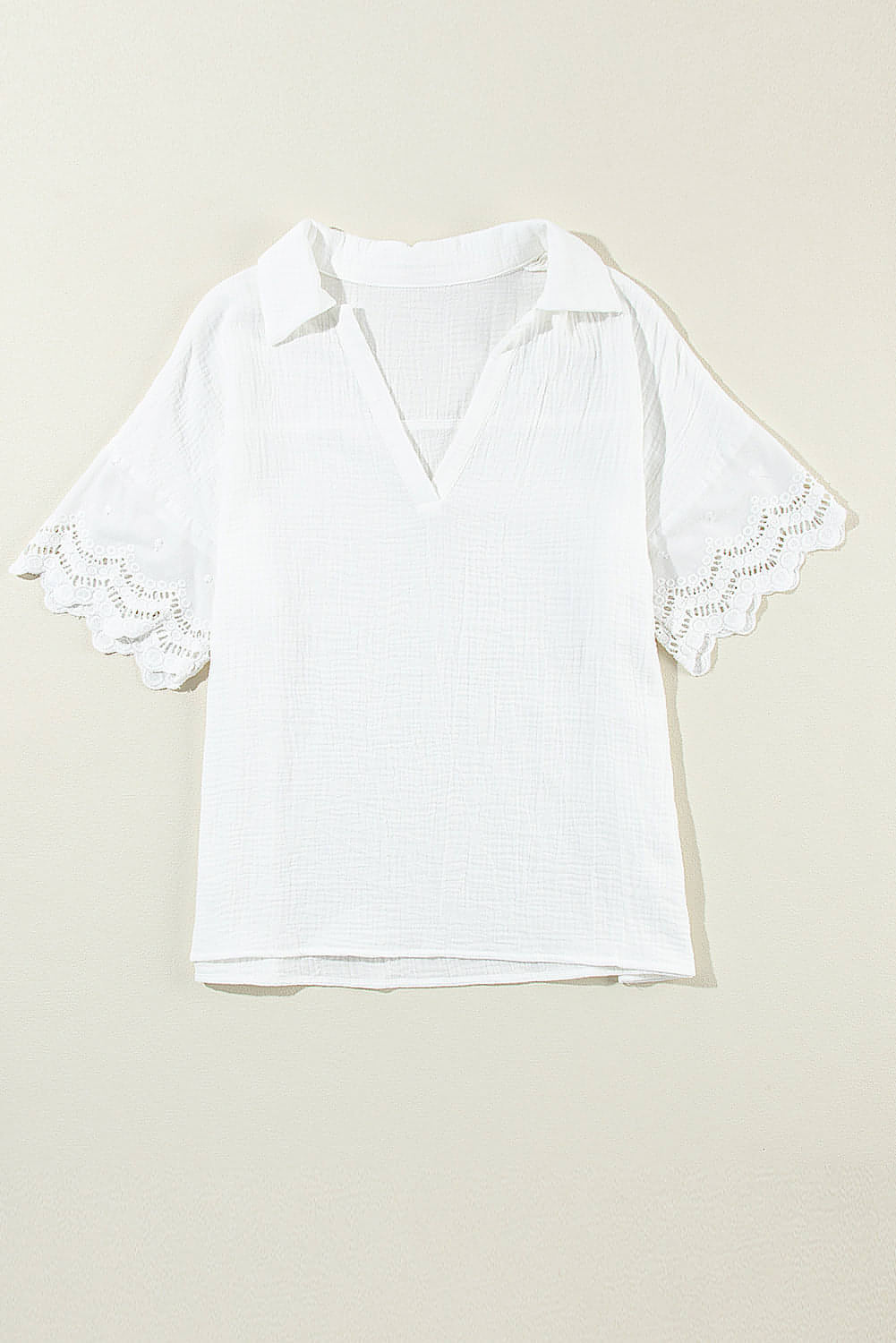 Blusa de cuello en V con mangas empalmadas y encaje arrugado blanco