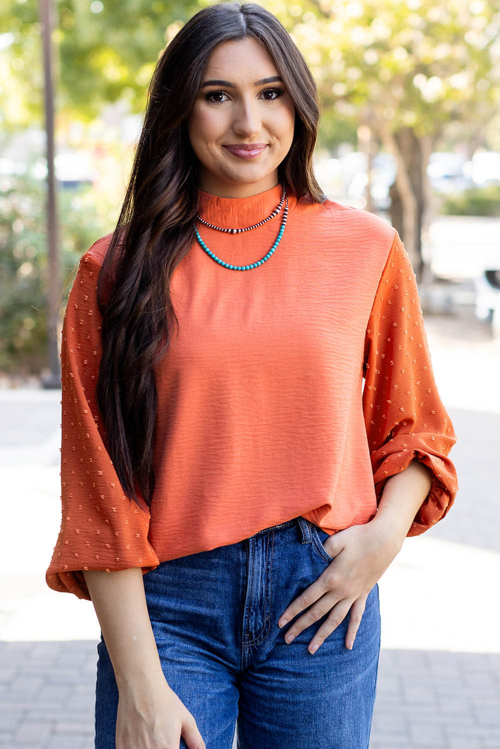 Blusa holgada con mangas abullonadas y lunares suizos de color naranja rojizo