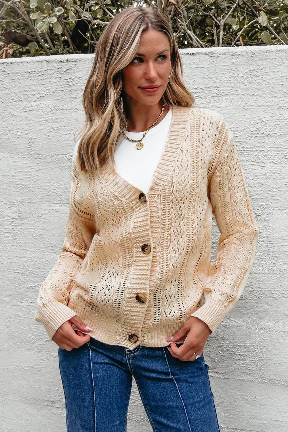 Cardigan maglione con spalle scoperte in maglia aperta beige