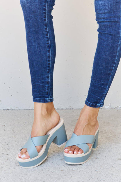 Sandalias de plataforma en contraste Cherish The Moments de Weeboo en azul brumoso