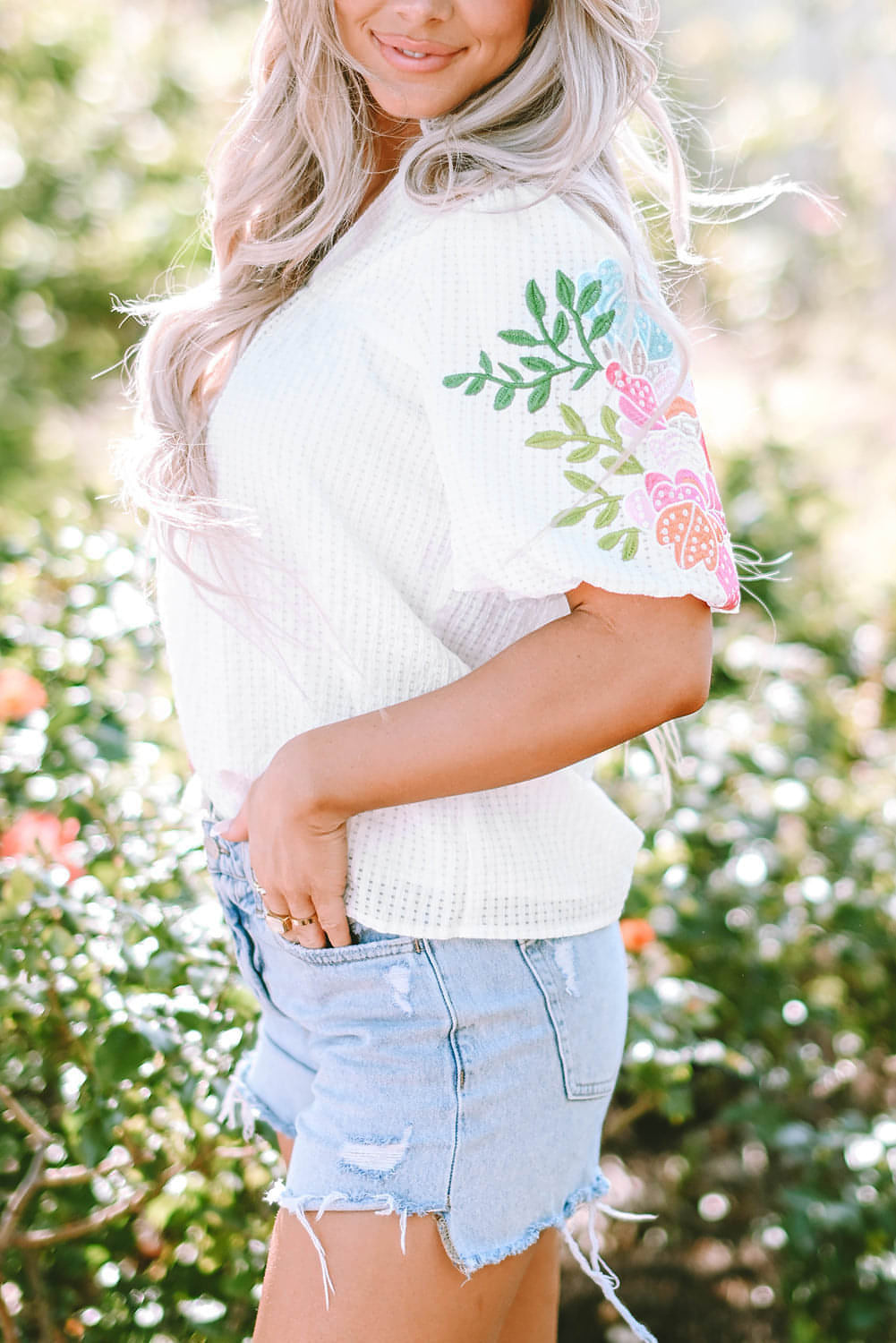 Witte bloemen geborduurde blouse met pofmouwen en ingekeepte hals