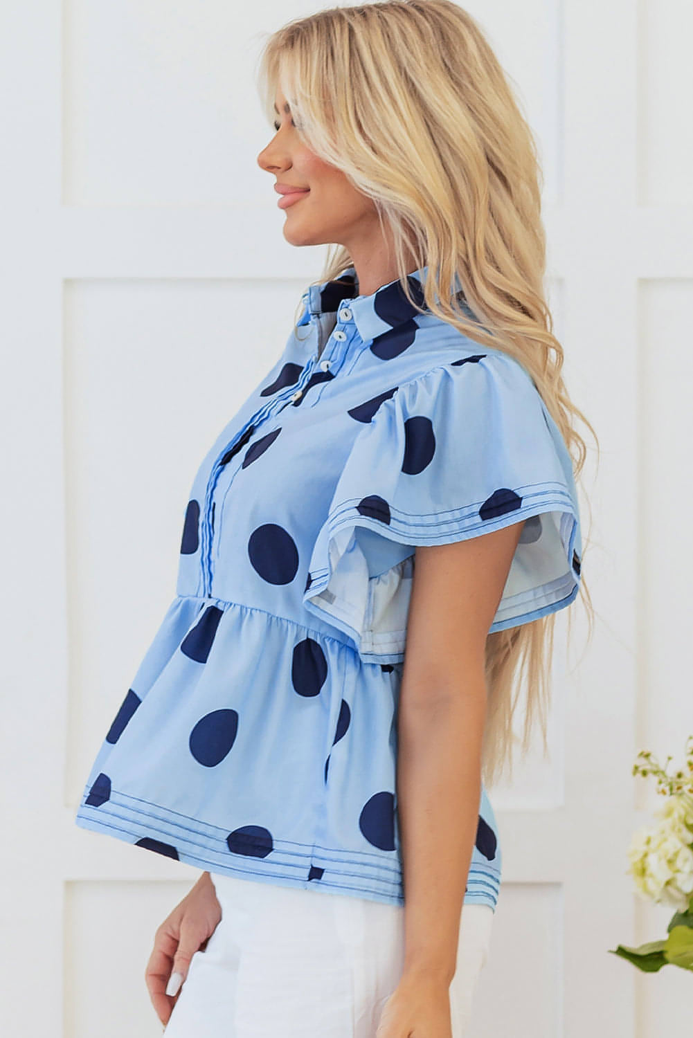 Sky Blue Polka Dot Print ruffled korthylse knappet krage bluse