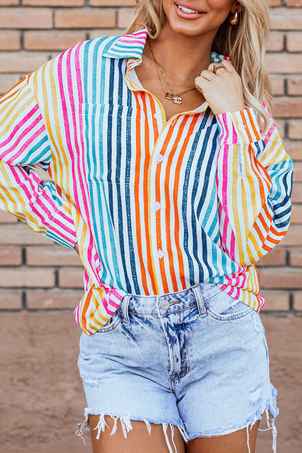 Camicia ampia con spalle scoperte multicolor a righe arancioni