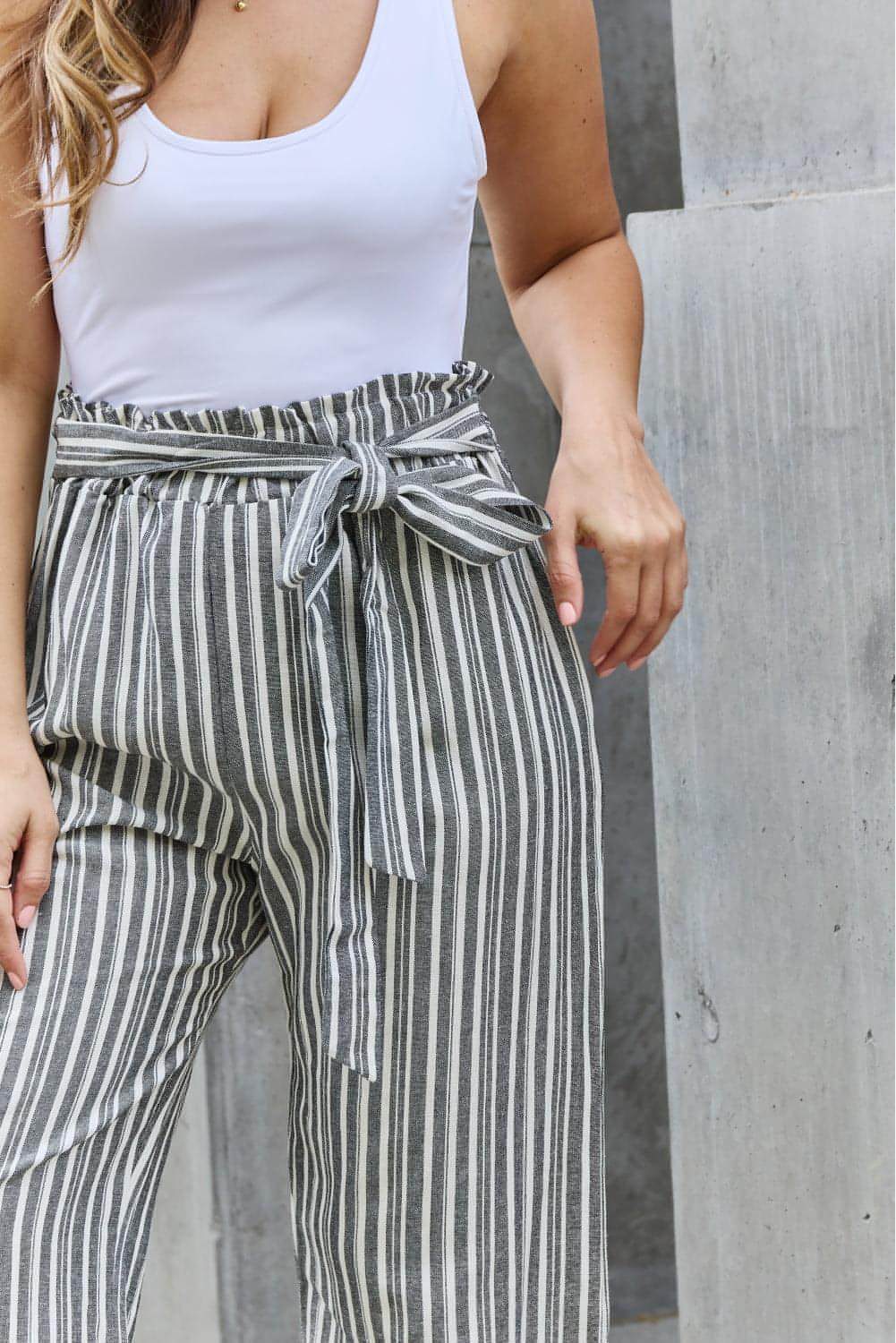 Pantalones culotte a rayas con cintura paperbag de tamaño completo Find Your Path de Heimish