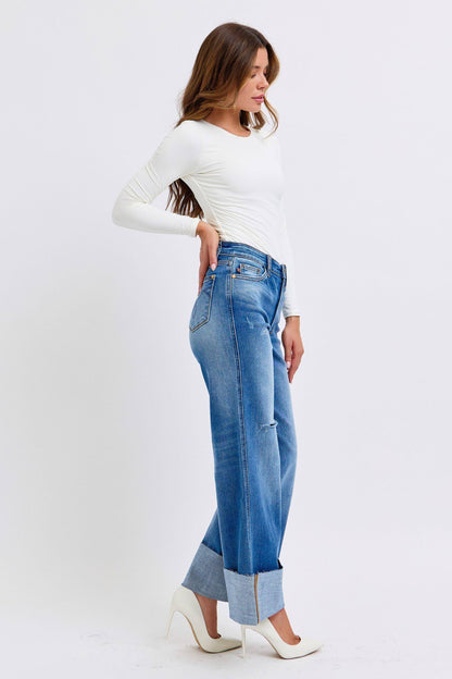 Judy azul em tamanho real angustiado com cintura larga jeans