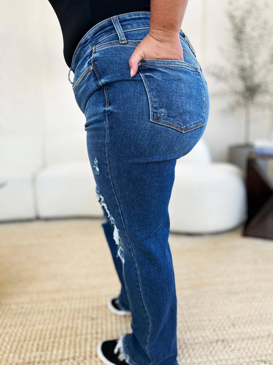 Judy Blue – Jeans in voller Größe mit mittelhohem Bund und unverarbeitetem Saum