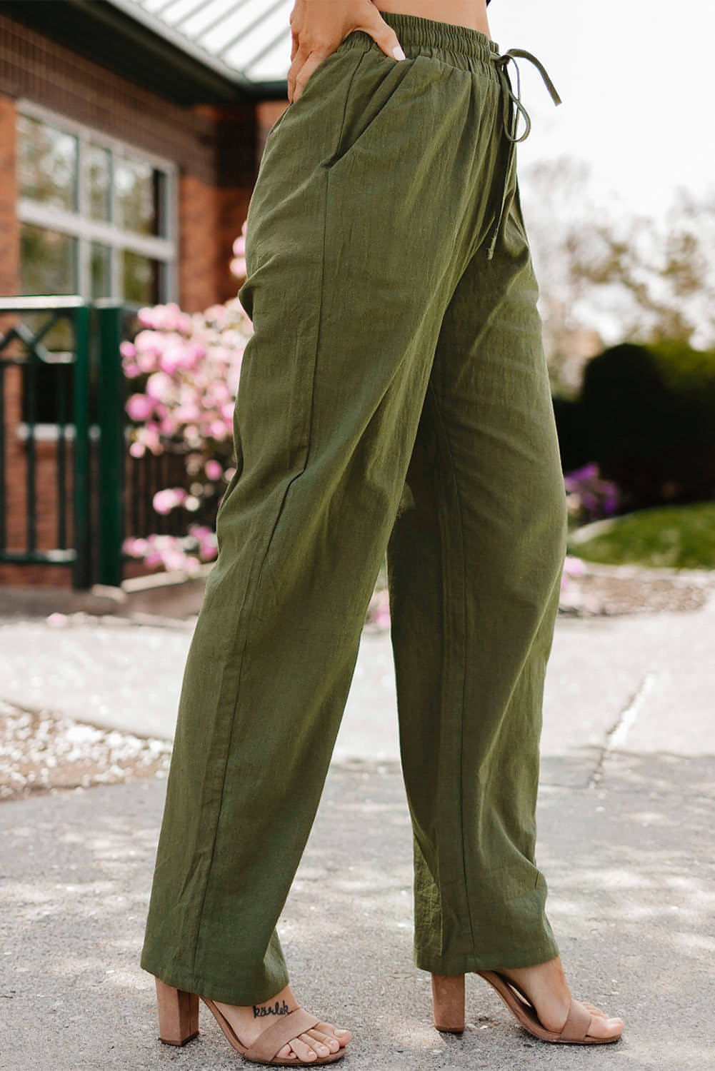 Pantaloni con gambe lunghe e dritte con tasche elastiche in vita con coulisse verde