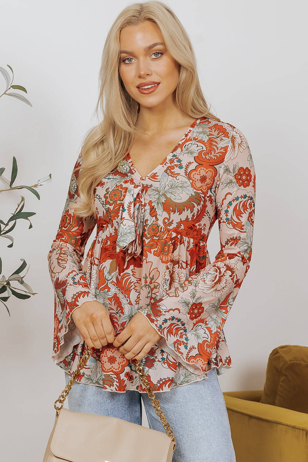 Blusa con escote en V profundo, mangas acampanadas y nudo y estampado floral naranja