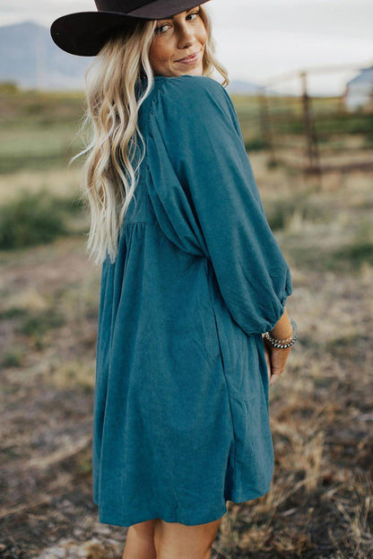 Vestido de pana azul con botones a presión, cintura imperio, mangas con brazalete