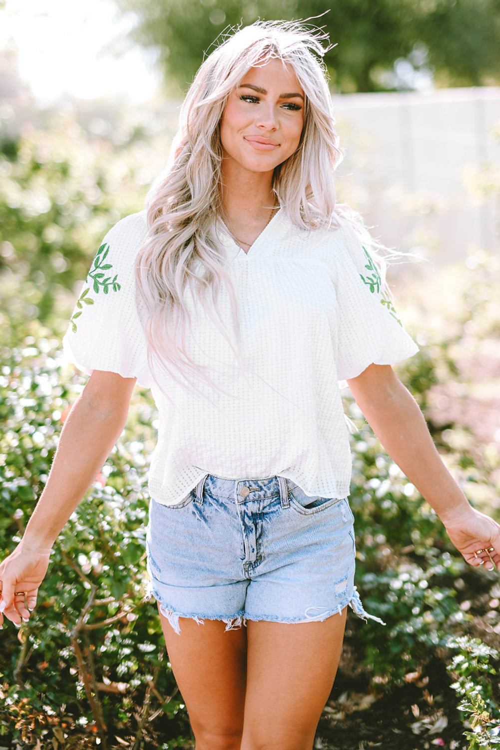 Witte bloemen geborduurde blouse met pofmouwen en ingekeepte hals