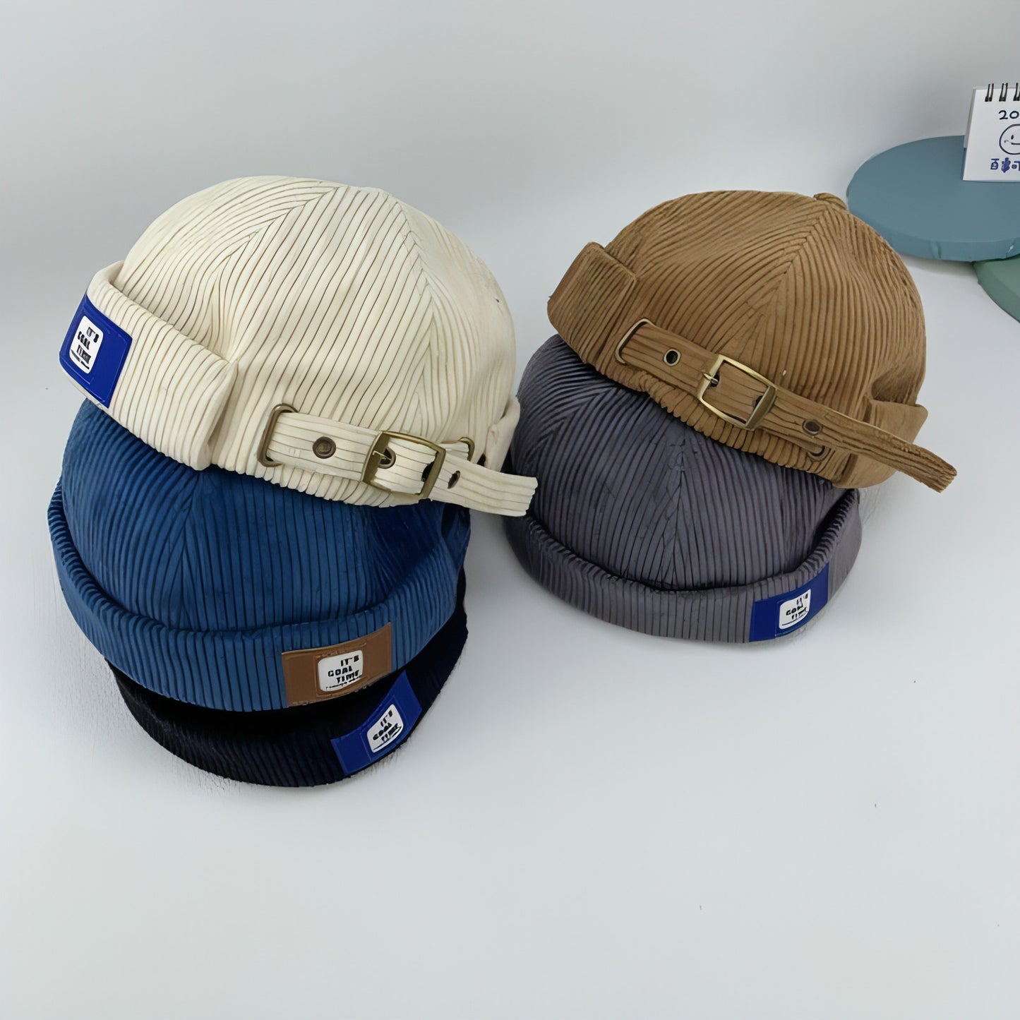 Gorra de pana con botones de estilo marinero