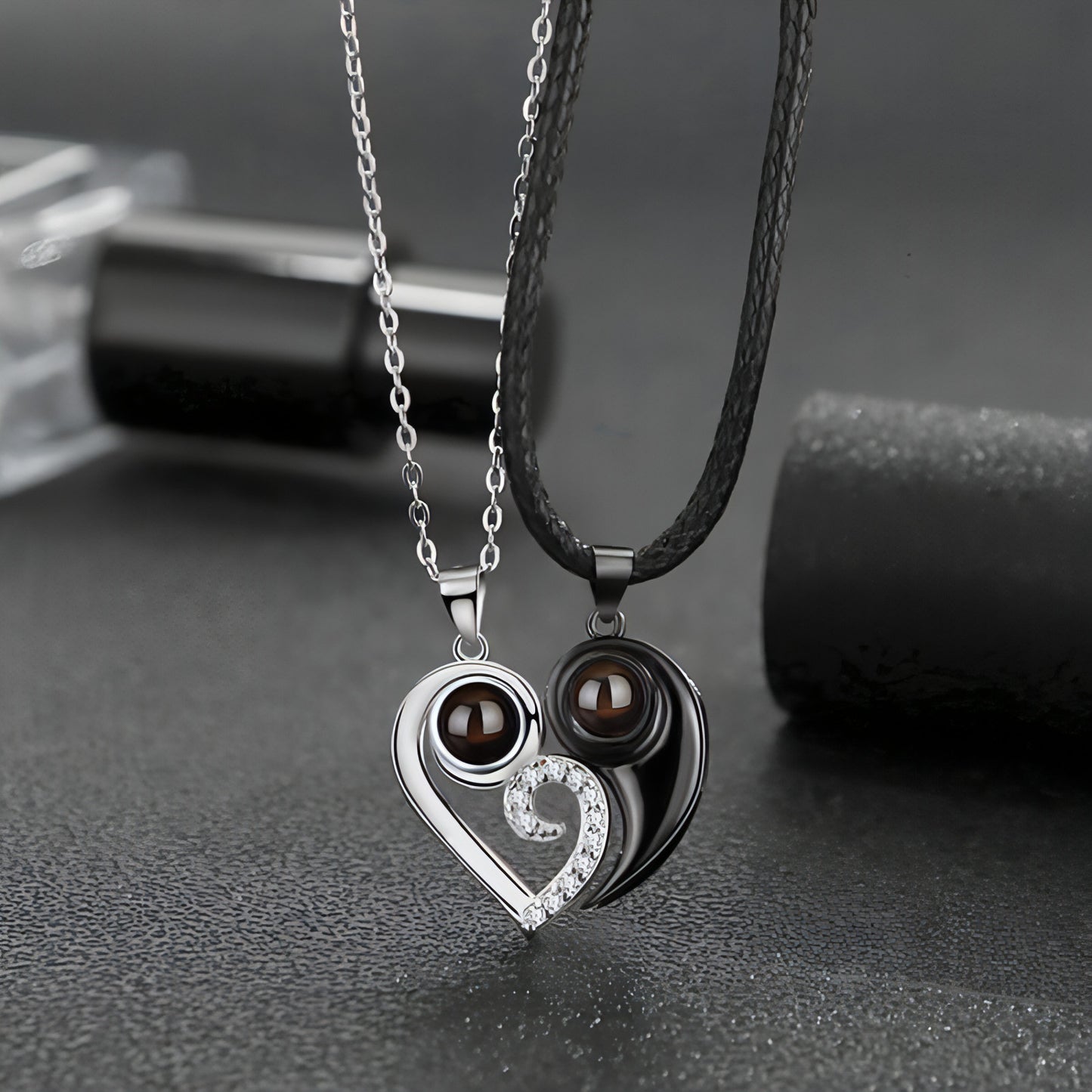 Ove Shaped Couple Splicing Projection Necklace