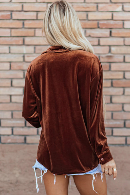 Camisa de terciopelo con bolsillos en el pecho en color castaño