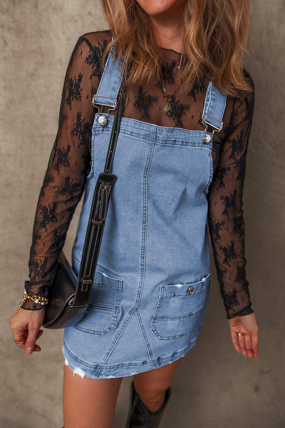 Schemerblauwe denim overall met verstelbare bandjes en zakken