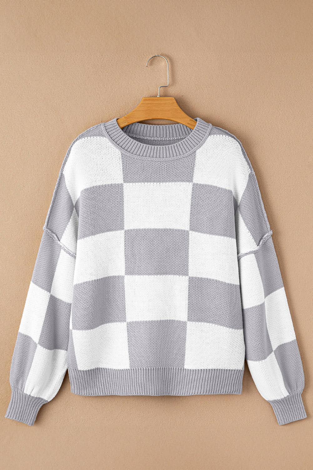 Pull gris à carreaux et manches évêque