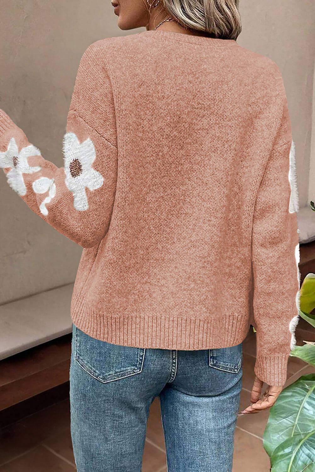 Hellrosa Pullover mit Blumenärmeln und überschnittener Schulter