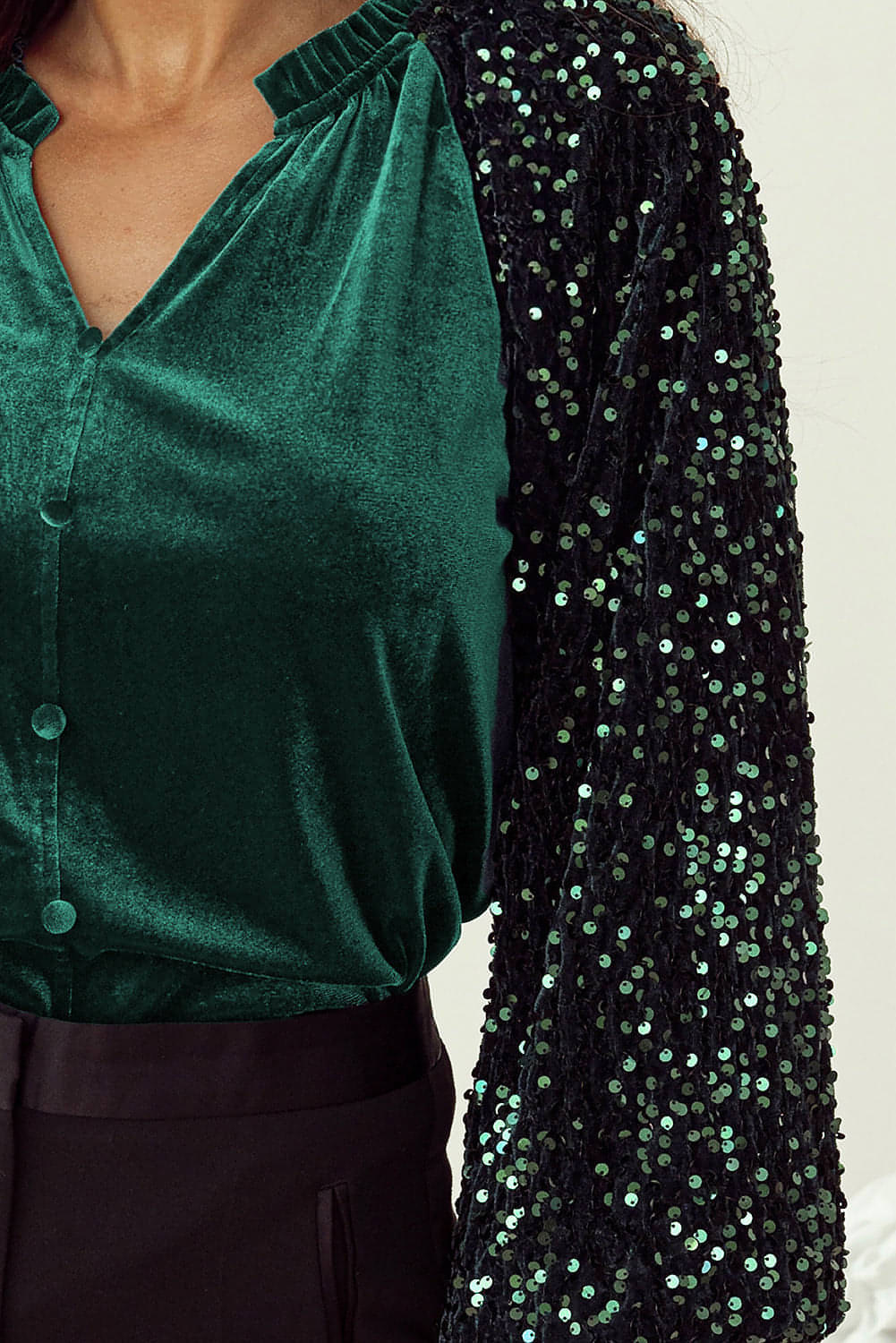 Blusa de terciopelo con botones y mangas con parches de lentejuelas de Evergreen