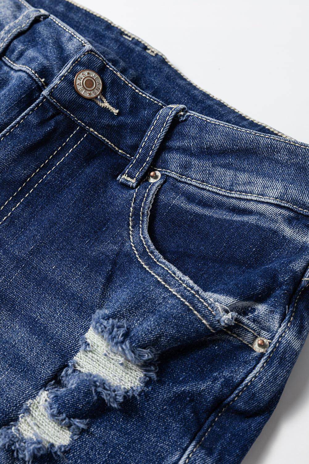 Dunkelblaue Jeans mit hohem Bund und Rissen in Mineralwaschung