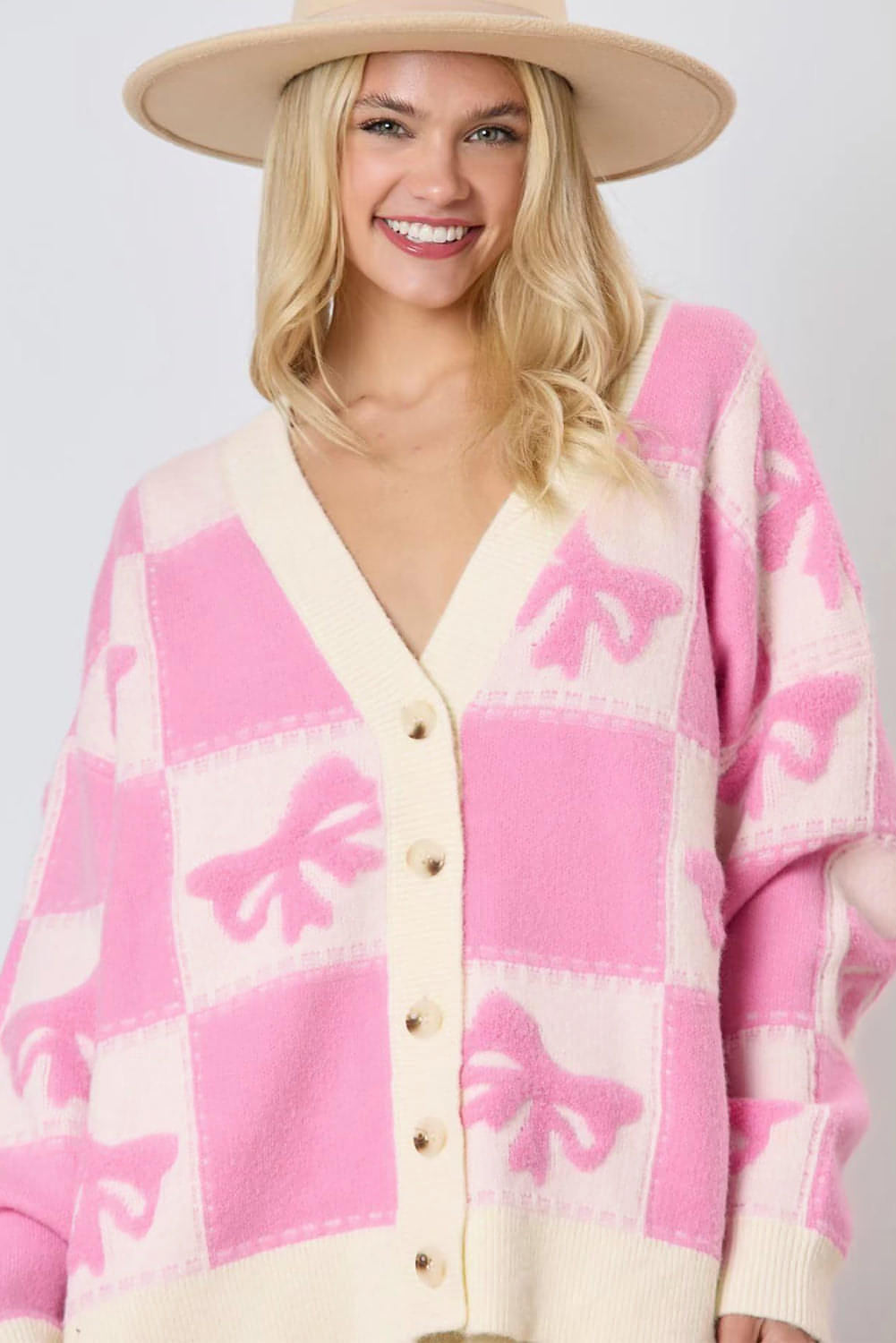 Cardigan con bottoni e scollo a V con motivo a quadretti con fiocco rosa e spalla abbassata