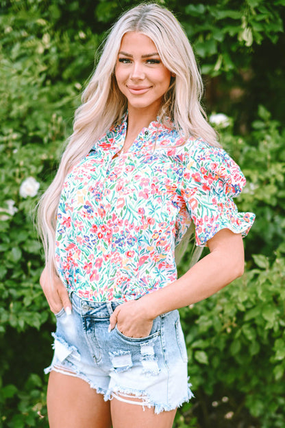 Rosafarbene Bluse mit Blumenmuster und Knöpfen, geschlitztem Ausschnitt und Puffärmeln