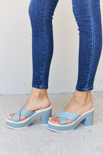 Sandalias de plataforma en contraste Cherish The Moments de Weeboo en azul brumoso