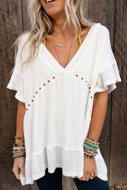 Blusa con escote en V y tachuelas en punto de contraste blanco