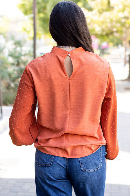 Blusa holgada con mangas abullonadas y lunares suizos de color naranja rojizo