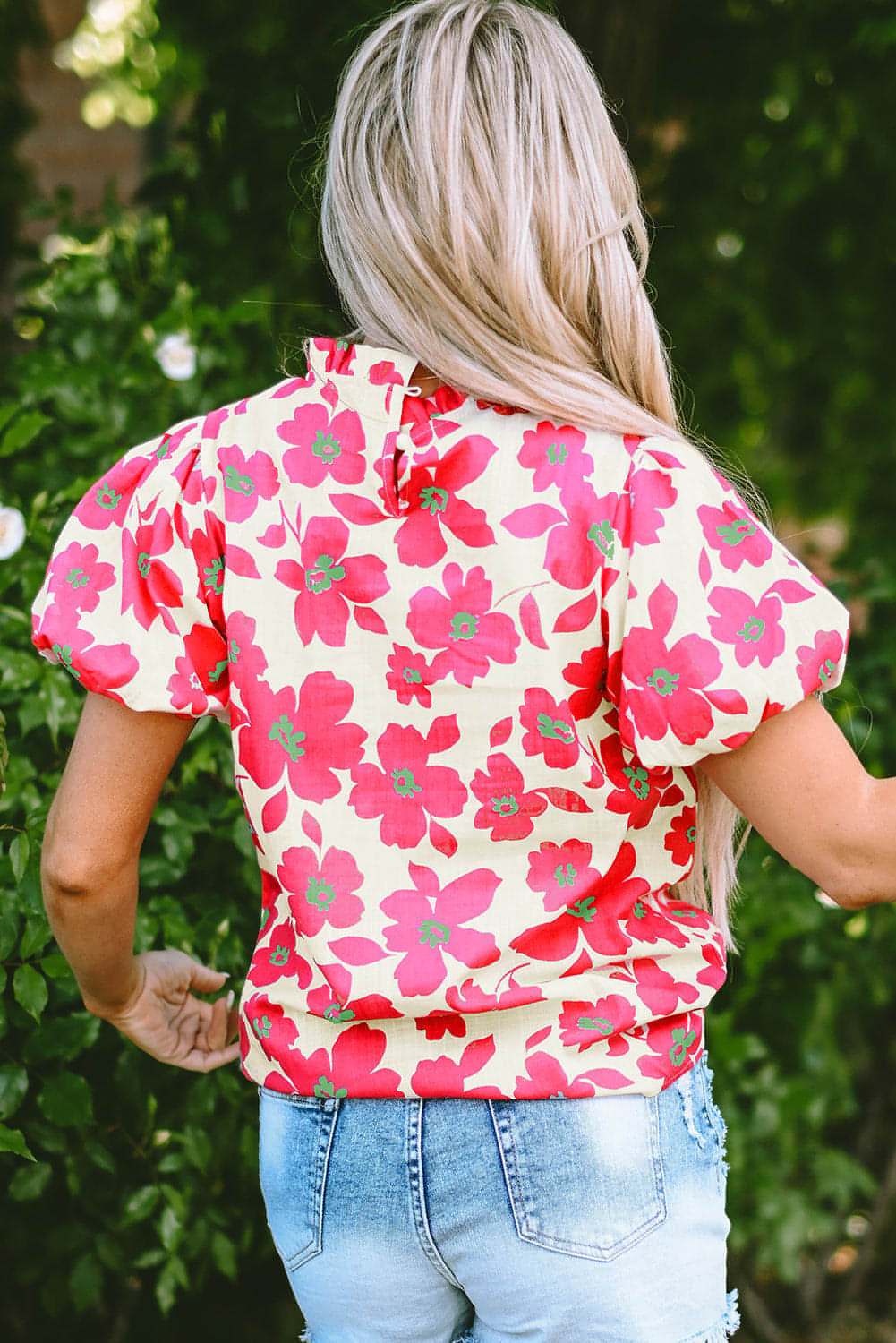 Blusa con escote con volantes y mangas abullonadas con estampado floral beige